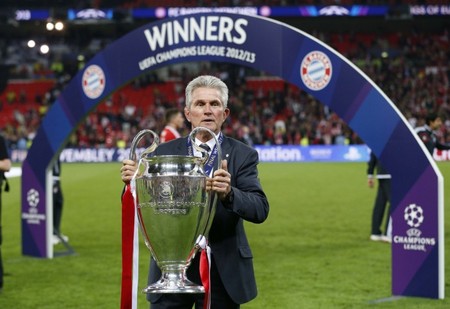 众无不屏住 众无不屏住